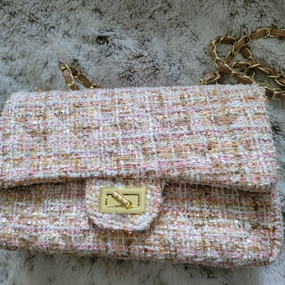 Pink Tweed handbag with gold chain, twist lock.